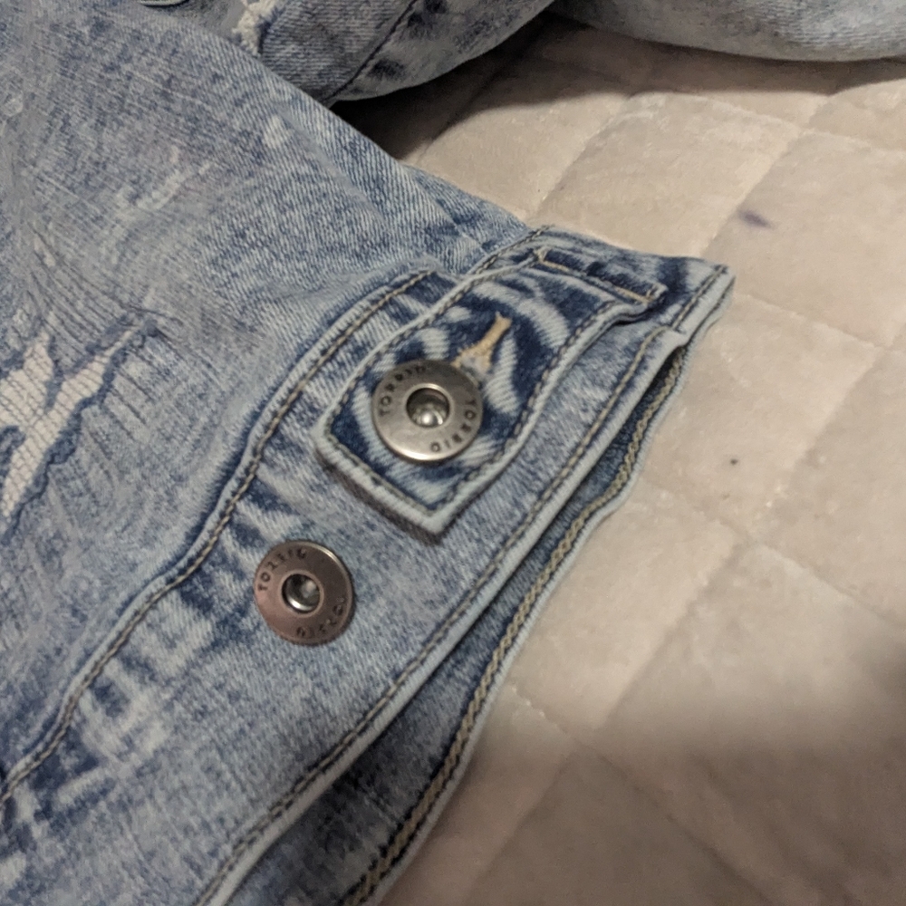 Torrid Deconstructed Trucker Denim Jacket Light Wash Distressed Size 2  18/20(5) - Picture 10 of 16